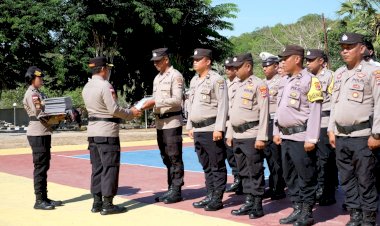 Pemberian Reward Dan Punishment  Bagi Personel Polres Rote Ndao Dan Polsek Jajaran