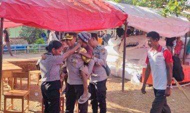 Harukan Warga, Karo Ops Polda NTT Panggul Lansia di Tengah Evakuasi Korban Erupsi Gunung Lewotobi