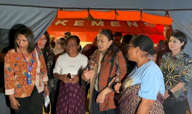 Bawa Keceriaan di Tengah Duka, Ketum Bhayangkari Hibur dan Berikan Mainan untuk Anak-Anak Korban Erupsi Gunung Lewotobi