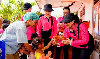 Ketua Umum Bhayangkari Tinjau Posko Kesehatan Polri di Posko Pengungsian Kobasoma