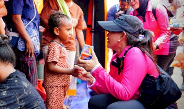 Ketum Bhayangkari Bawa Senyum dan Hadiah untuk Anak-Anak Pengungsi di Flores Timur