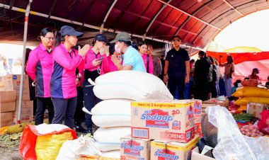 Ketum Bhayangkari Juliati Sigit Prabowo Tinjau Dua Posko Pengungsian Bencana Erupsi Gunung Lewotobi