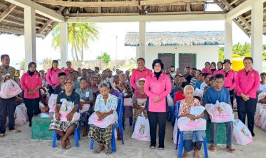 Bhayangkari Peduli Polres Rote Ndao Salurkan 250 Paket Sembako Bantuan dari Ibu Ketua Umum Bhayangkari di Pulau Nuse dan Pulau Ndao