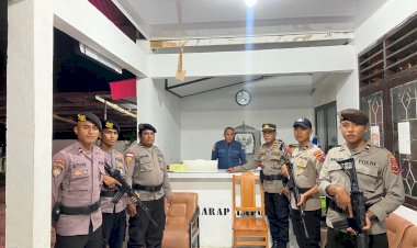 Pengamanan Ketat Kantor KPU Oleh Personel Polres Rote Ndao Selama Operasi Mantap Praja Turangga 2024
