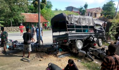 Pick UP Tabrak  6 Motor 3 Korban Alami Luka Luka