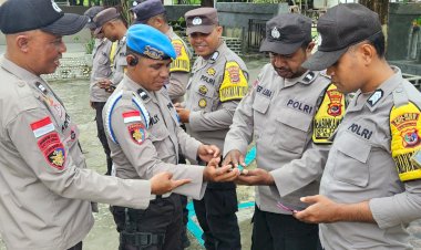 Kapolsek Rote Barat Laut : Sidak Pengawasan HP Personil Polsek Rote Barat Laut Untuk Cegah Judol