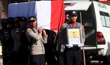 Gugur dalam Tugas, Jenazah Bripka Anumerta Ronald M. Enok Diterbangkan ke Jayapura dan Dimakamkan di Sentani