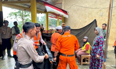Brimob Bergerak Bantu Evakuasi Korban Banjir dan Longsor di Jateng