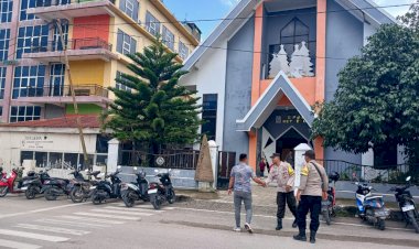 Pengamanan  Oleh Personel Polsek Lobalain Saat Pelaksanaan Kebaktian Mingguan