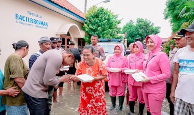 Buka Dapur Umum, 3.000 Paket Nasi Dibagikan Polres Brebes Bantu Warga Terdampak Banjir