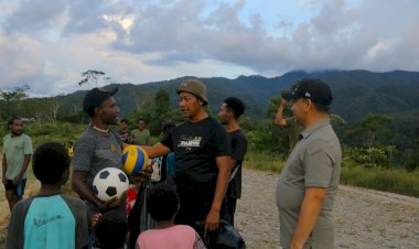 Satgas Ops Damai Cartenz Pererat Hubungan dengan Pemuda Lewat Dukungan Olahraga