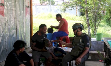 Personel Ops Damai Cartenz Ajak Warga Yalimo Jaga Kesehatan dan Ciptakan Kedamaian