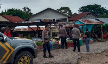 Personel Polsek Rote Selatan Lakukan Pengamanan Pada Pasar Mingguan Oele