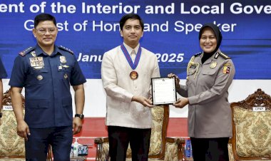 KOMBES POL RETNO PRIHAWATI TERIMA PENGHARGAAN DARI KEPALA KEPOLISIAN FILIPINA ATAS KONTRIBUSI DALAM KERJA SAMA HUKUM RI-FILIPINA