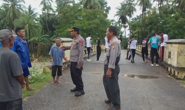 Kapolres Rote Ndao Monitoring Kondisi Warga Dan Berikan Bantuan Sembako Bagi Warga Terdampak Luapan Sungai