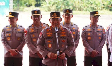 Kapolri dan Gubernur Yogyakarta Sri Sultan Hamengku Buwono X Menanam Jagung Bersama