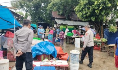 Ciptakan Rasa Aman Bagi Warga Personel Polsek Rote Tengah Patroli Dialogis Dipasar Ufalen