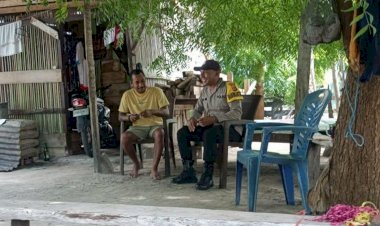 Patroli Dialogis Bhabinkamtibmas di Desa Mbali Lendeiki untuk Jaga Kamtibmas