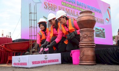 Ketum Yayasan Kemala Bhayangkari Letakkan Batu Pertama Pembangunan SMP Kemala Bhayangkari di Karanganyar