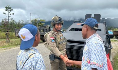 Anak-anak Pegunungan Bintang Sambut Hangat Patroli Dialogis Personel Polri