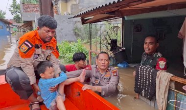 TNI-Polri Bantu Evakuasi Korban Banjir 1,5 Meter yang Mau Cuci Darah
