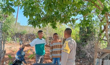 Patroli Dialogis Bhabinkamtibmas Polsek Lobalain Di Desa Binaan