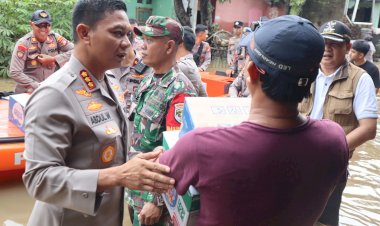 Polri salurkan bantuan dan evakuasi warga terdampak banjir di Bekasi dan Depok