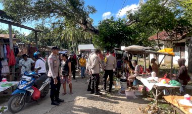 Personel Polsek Rote Barat Laut Lakukan Pengamanan Ketat Pada Pasar Mingguan Busalangga