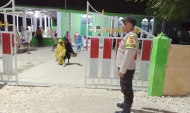 Personel Polsek Rote Timur Melaksanakan  Pengamanan Sholat Tarawih Untuk Jamin Keamanan Jemaah