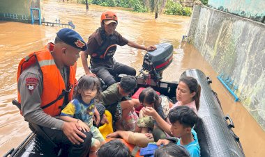 Tim SAR Korbrimob Polri Gerak Cepat Evakuasi Korban Banjir di Jakarta Timur