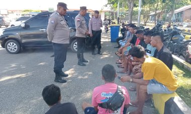 Personel Polsek Pantaibaru Lakukan Edukasi Pembinaan Kamtibmas Di Area Pelabuhan Pantaibaru