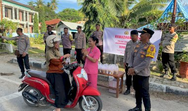Polsek Lobalain Melakukan Pembagian Takjil Sebagai Wujud Kebersamaan Antara Polri Dan Masyarakat