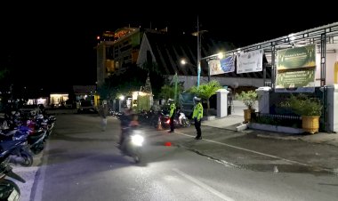 Personel Satuan Lalu Lintas Polres Rote Ndao Melaksanakan Kamseltibcarlantas  Jelang Tarawih