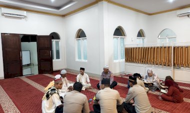 Tadarus Alquran Personel Polsek Lobalain Bersama Jemaah Mesjid Al Ikhwan
