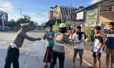 Satuan Lalu Lintas Polres Rote Ndao Berbagi Takjil Bersama Masyarakat