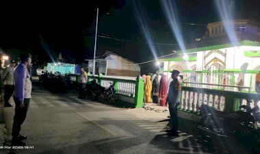 Kapolsek Lobalain Pimpin Pengamanan Sholat Tarawih DI Mesjid An Nur Metina