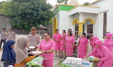 Kapolsek Rote Barat Daya Dan Bhayangkari Berbagi Takjil Dengan Jemaah Nurul Iman Batutua