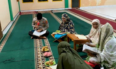 Tingkatkan Nilai Ketaqwaan Personel Polsek Rote Timur Lakukan Tadarus Alquran Bersama Jemaah