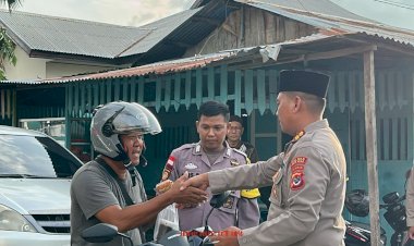Kapolres Rote Ndao  Berbagi Takjil Bersama Masyarakat Di Mesjid An Nur Metina