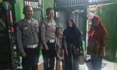 Aksi Mulia Polisi Bantu Ibu-Anak yang Kehabisan Tiket Bus Mudik