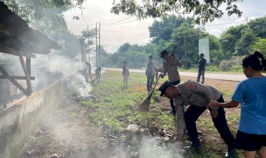 Polsek Rote Tengah Bersama Masyarakat Gotong Royong Membersihkan Pasar