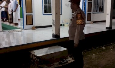 Pengamanan Sholat Tarawih Oleh Personel Polsek Pantaibaru