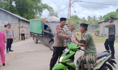 Kapolres Rote Ndao Berbagi Takjil Bersama Masyarakat Desa Papela