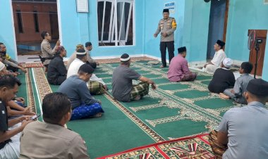 Kapolres Rote Ndao  Melaksanakan Sholat Tarawih Sekaligus  Himbauan Kamtibmas  Di Mesjid Darul Fatah