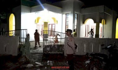 Personel Polsek Rote Barat Daya  Lakukan Pengamanan Jamin Kenyamanan   Sholat Tarawih
