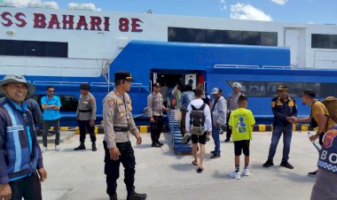 Kasatgas Operasi Ketupat Turangga 2025  Monitoring Langsung  Angkutan Penumpang Pada Pelabuhan Baa