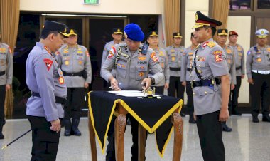 Pelantikan Astamaops Kapolri, Komjen Pol Imam Sugianto Serah Terima Jabatan kepada Irjen Pol Akhmad Wiyagus