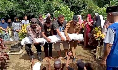 Anggota Polsek Buluspesantren Ikut Menggali Makam demi Bantu Sahabatnya