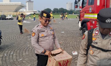 Personel Polri Sigap Bersih-bersih Kawasan Monas Usai May Day Fiesta