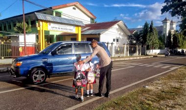 Peduli Keselamatan,Personel Polsek Lobalain Lakukan Pengamanan Diarea Sekolah